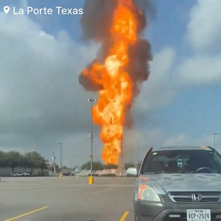 Un oléoduc prend feu, personne ne peut l'éteindre : un quartier évacué