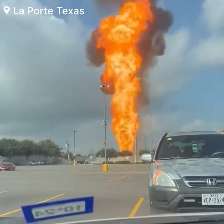 Un oléoduc prend feu, personne ne peut l'éteindre : un quartier évacué