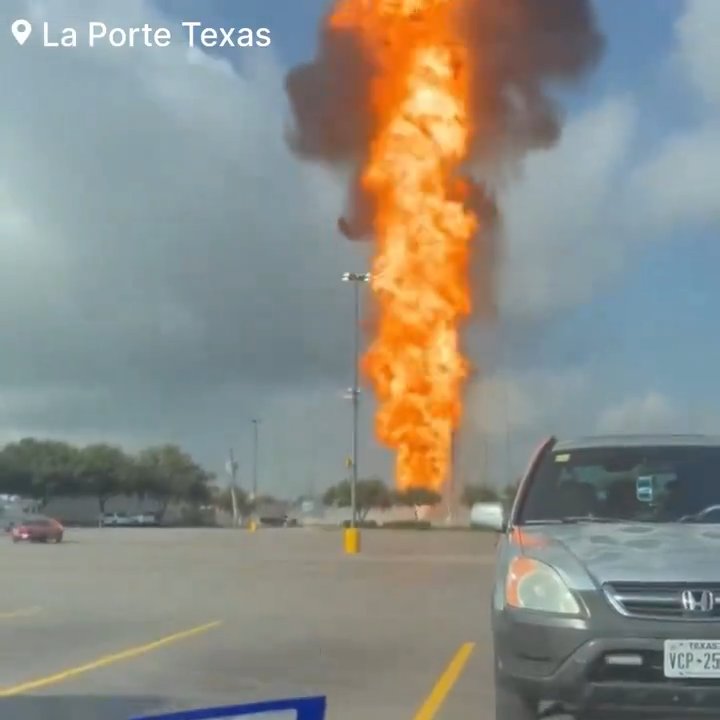 Un oléoduc prend feu, personne ne peut l'éteindre : un quartier évacué