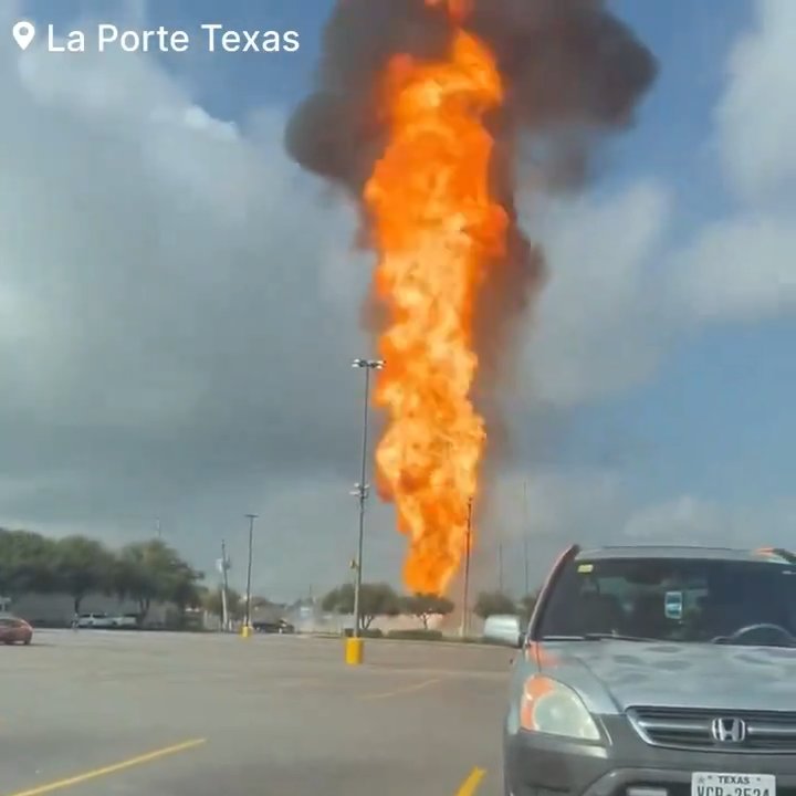 Un oléoduc prend feu, personne ne peut l'éteindre : un quartier évacué