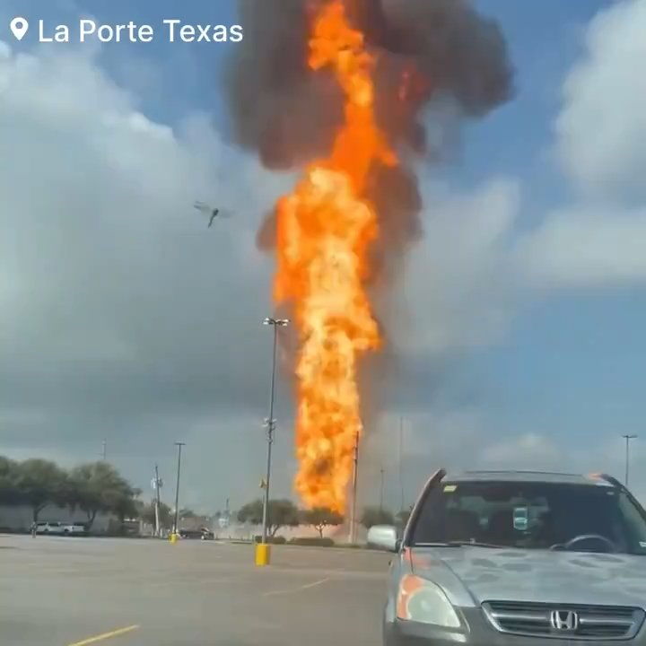 Oleoducto se incendia, nadie puede apagarlo: barrio evacuado