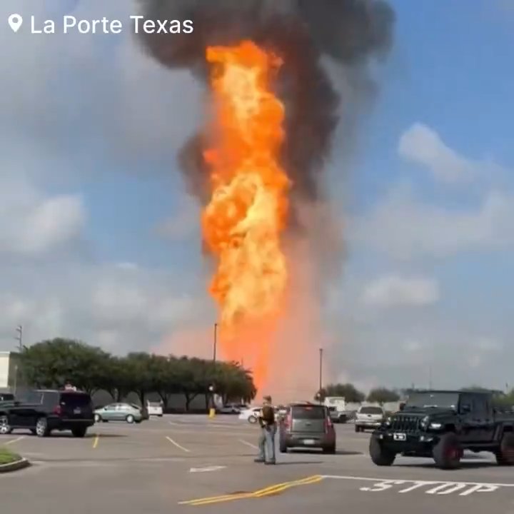 Un oléoduc prend feu, personne ne peut l'éteindre : un quartier évacué