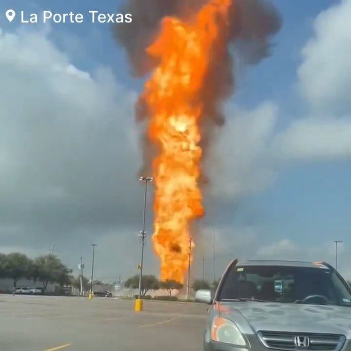 Un oléoduc prend feu, personne ne peut l'éteindre : un quartier évacué