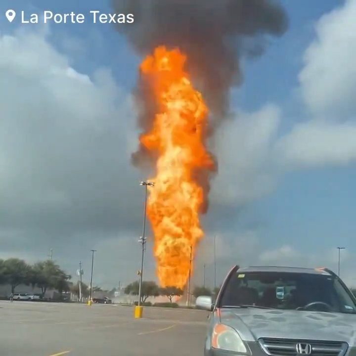 Un oléoduc prend feu, personne ne peut l'éteindre : un quartier évacué