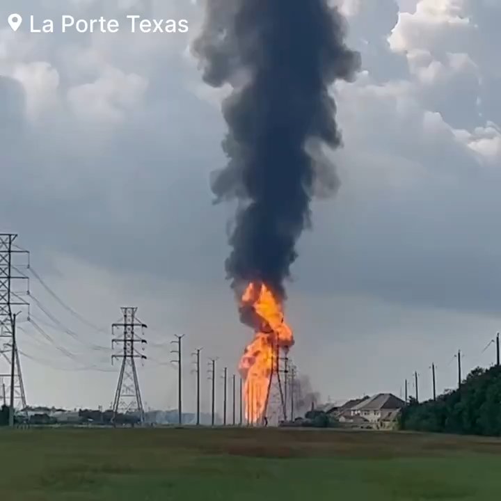 Un oléoduc prend feu, personne ne peut l'éteindre : un quartier évacué