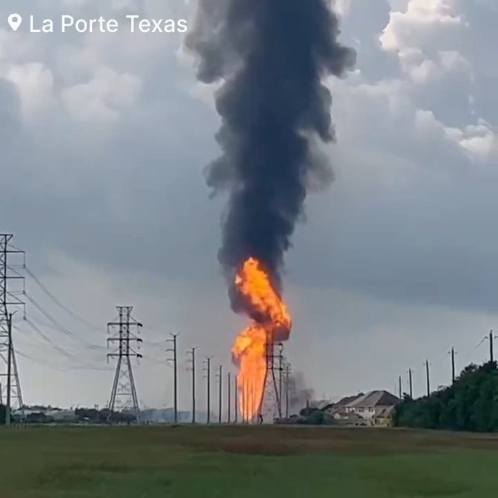 Un oléoduc prend feu, personne ne peut l'éteindre : un quartier évacué