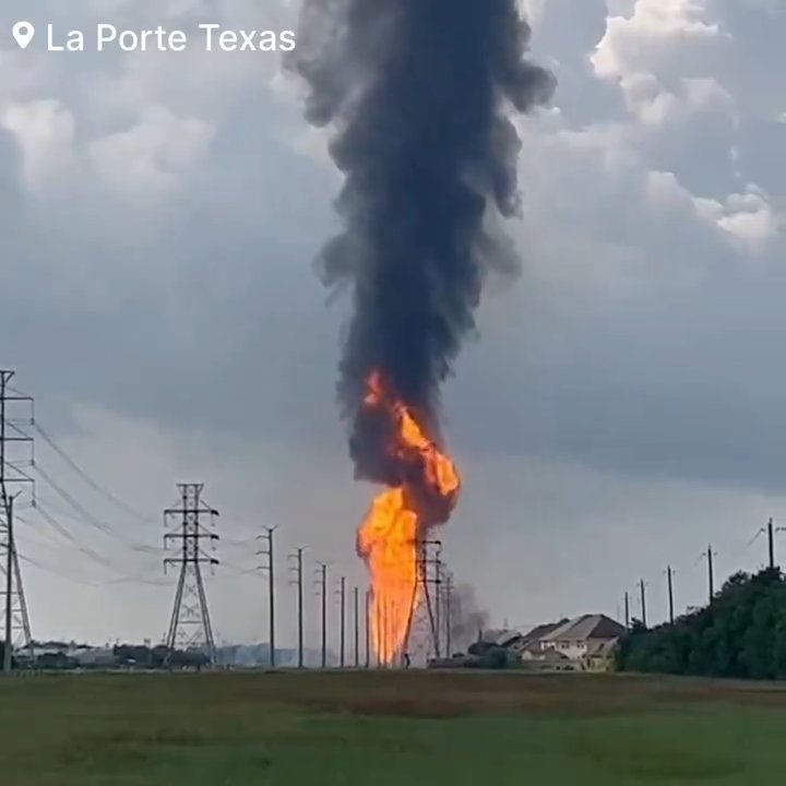 Un oléoduc prend feu, personne ne peut l'éteindre : un quartier évacué