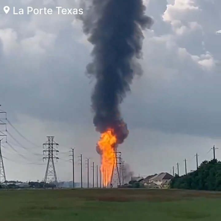 Un oléoduc prend feu, personne ne peut l'éteindre : un quartier évacué