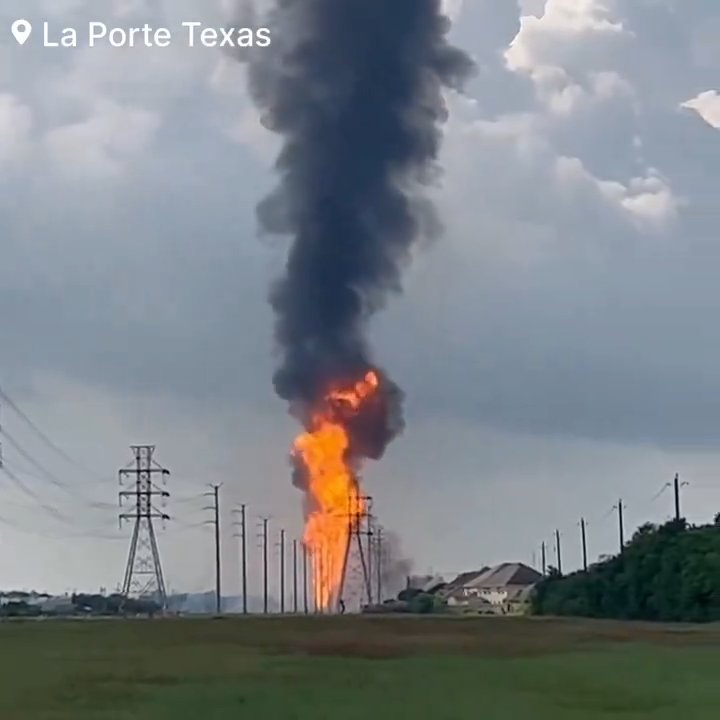 Un oléoduc prend feu, personne ne peut l'éteindre : un quartier évacué