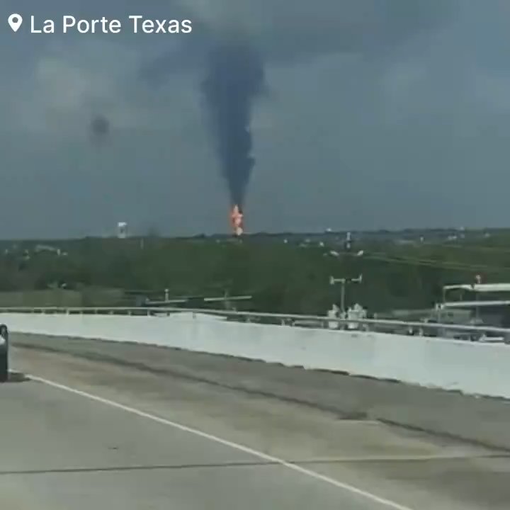 Un oléoduc prend feu, personne ne peut l'éteindre : un quartier évacué