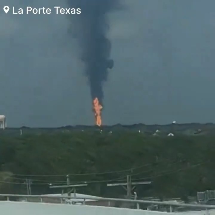 Un oléoduc prend feu, personne ne peut l'éteindre : un quartier évacué