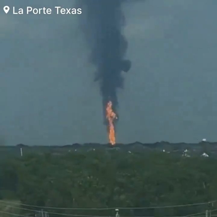 Oleoducto se incendia, nadie puede apagarlo: barrio evacuado