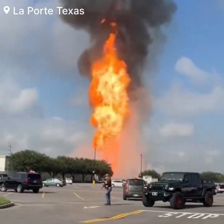 Un oléoduc prend feu, personne ne peut l'éteindre : un quartier évacué