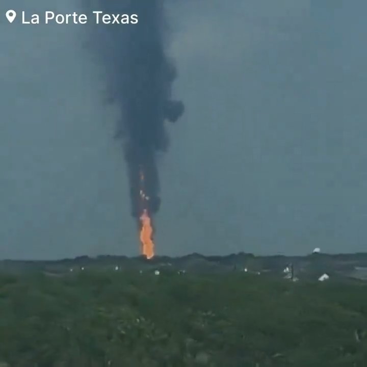 Oleoducto se incendia, nadie puede apagarlo: barrio evacuado