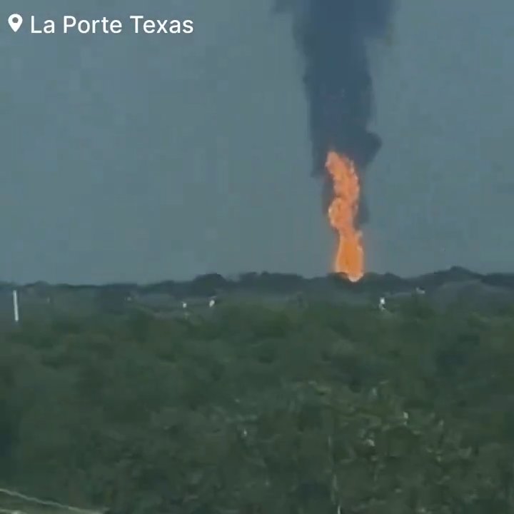 Un oléoduc prend feu, personne ne peut l'éteindre : un quartier évacué