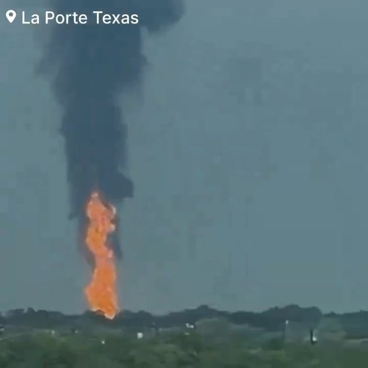 Un oléoduc prend feu, personne ne peut l'éteindre : un quartier évacué