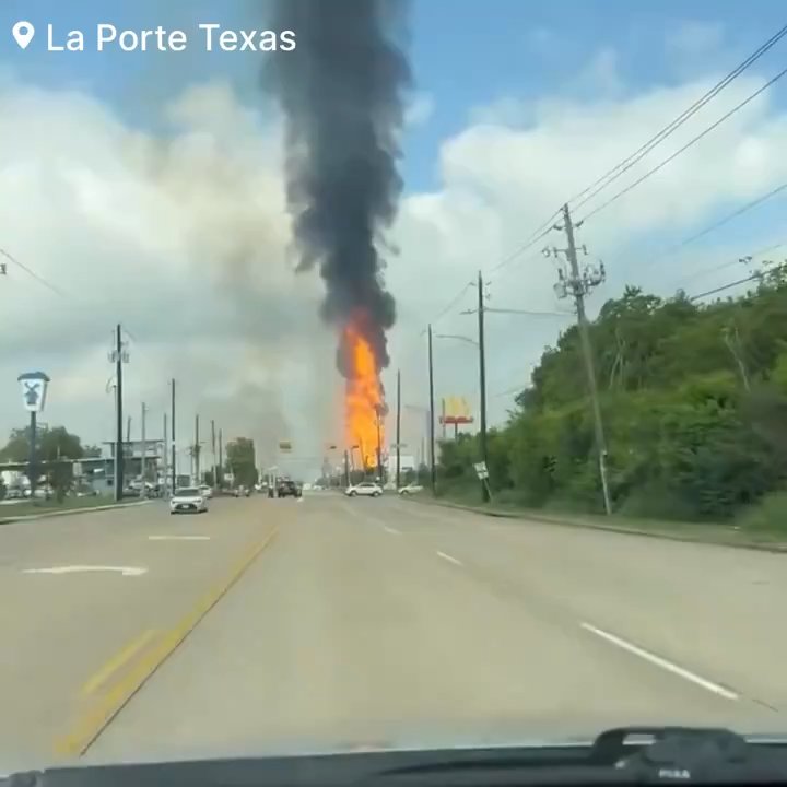 Oleoducto se incendia, nadie puede apagarlo: barrio evacuado