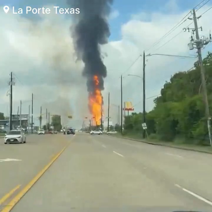 Un oléoduc prend feu, personne ne peut l'éteindre : un quartier évacué