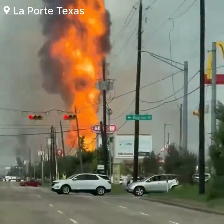 Un oléoduc prend feu, personne ne peut l'éteindre : un quartier évacué