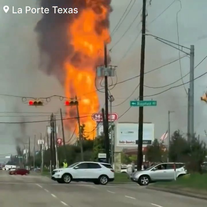 Un oléoduc prend feu, personne ne peut l'éteindre : un quartier évacué