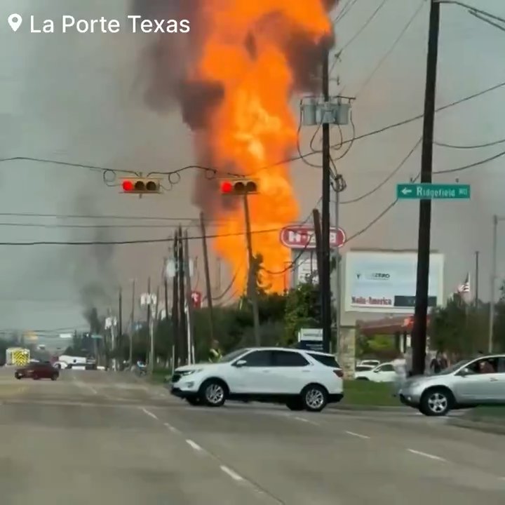 Un oléoduc prend feu, personne ne peut l'éteindre : un quartier évacué