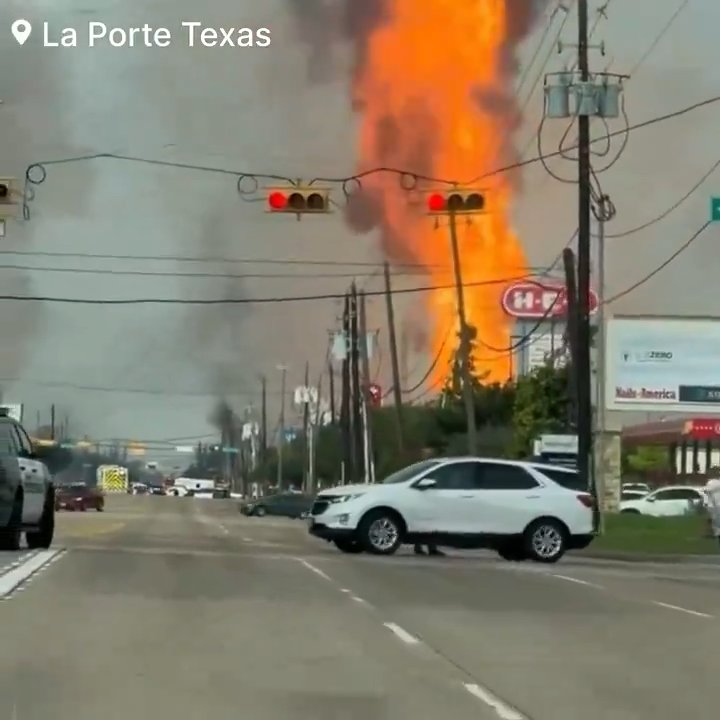 Oleoducto se incendia, nadie puede apagarlo: barrio evacuado