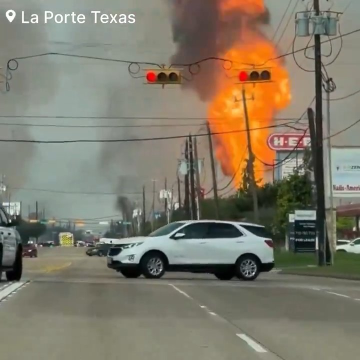 Un oléoduc prend feu, personne ne peut l'éteindre : un quartier évacué