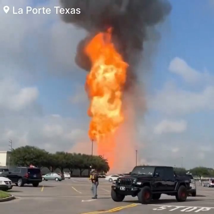 Un oléoduc prend feu, personne ne peut l'éteindre : un quartier évacué