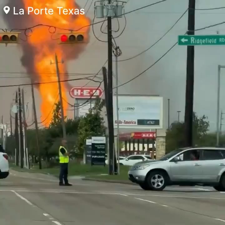 Oleoducto se incendia, nadie puede apagarlo: barrio evacuado