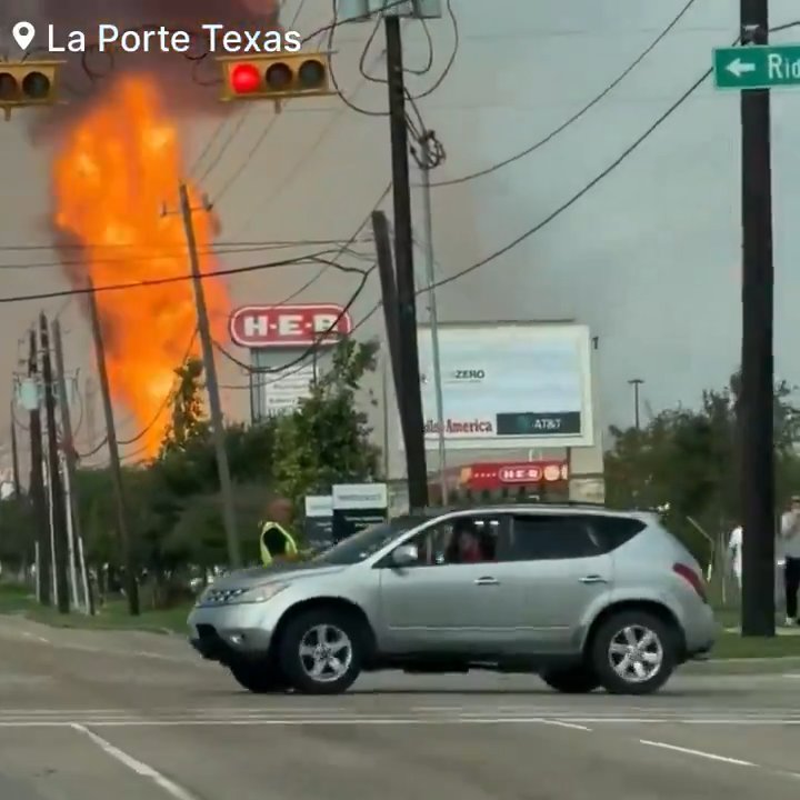 Oleoducto se incendia, nadie puede apagarlo: barrio evacuado