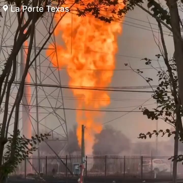 Un oléoduc prend feu, personne ne peut l'éteindre : un quartier évacué