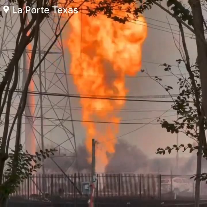 Un oléoduc prend feu, personne ne peut l'éteindre : un quartier évacué