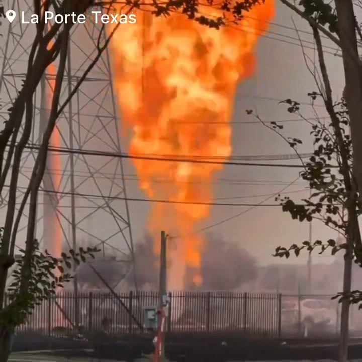 Un oléoduc prend feu, personne ne peut l'éteindre : un quartier évacué