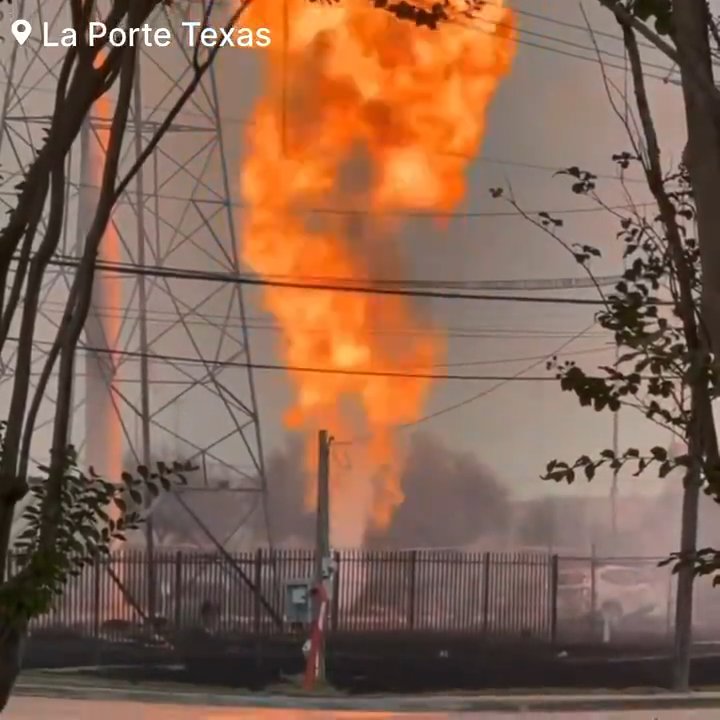 Oleoducto se incendia, nadie puede apagarlo: barrio evacuado