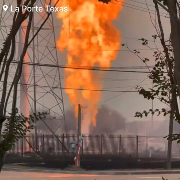 Un oléoduc prend feu, personne ne peut l'éteindre : un quartier évacué