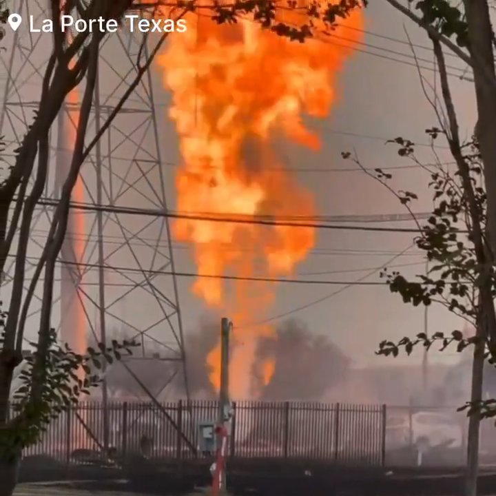 Oleoducto se incendia, nadie puede apagarlo: barrio evacuado