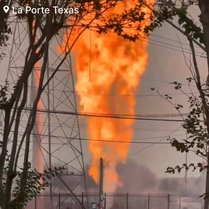 Un oléoduc prend feu, personne ne peut l'éteindre : un quartier évacué