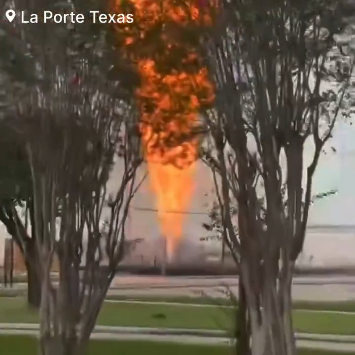 Oleoducto se incendia, nadie puede apagarlo: barrio evacuado