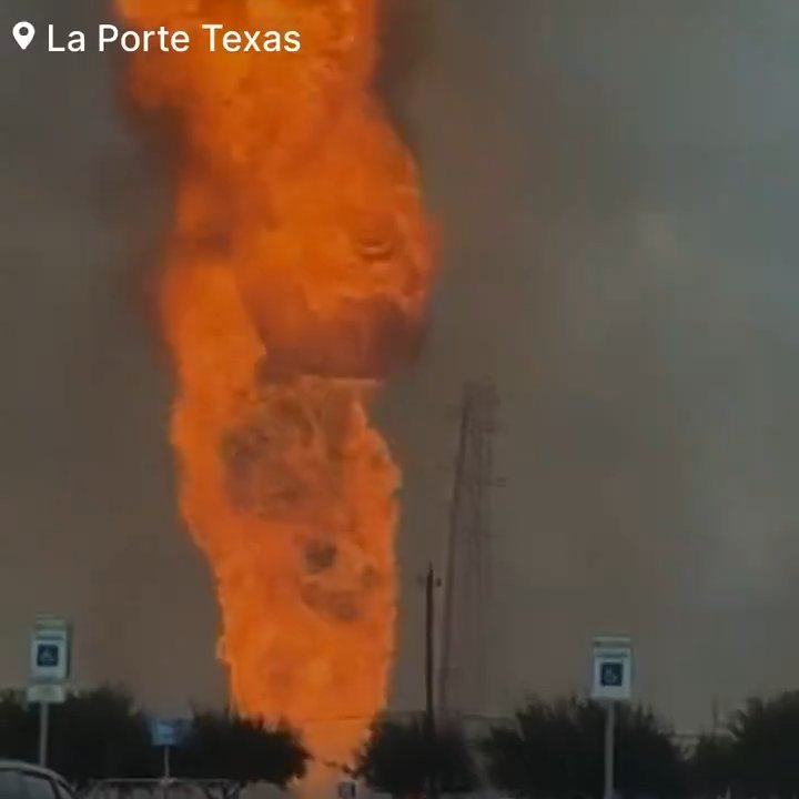 Un oléoduc prend feu, personne ne peut l'éteindre : un quartier évacué