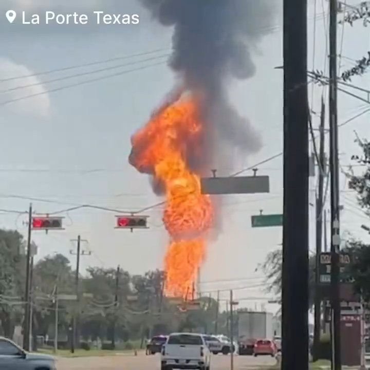 Un oléoduc prend feu, personne ne peut l'éteindre : un quartier évacué