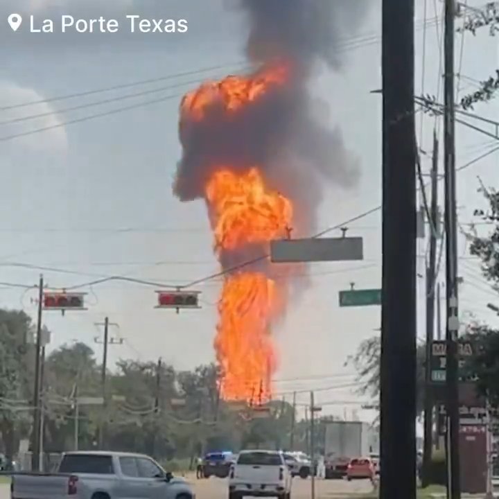 Oleoducto se incendia, nadie puede apagarlo: barrio evacuado