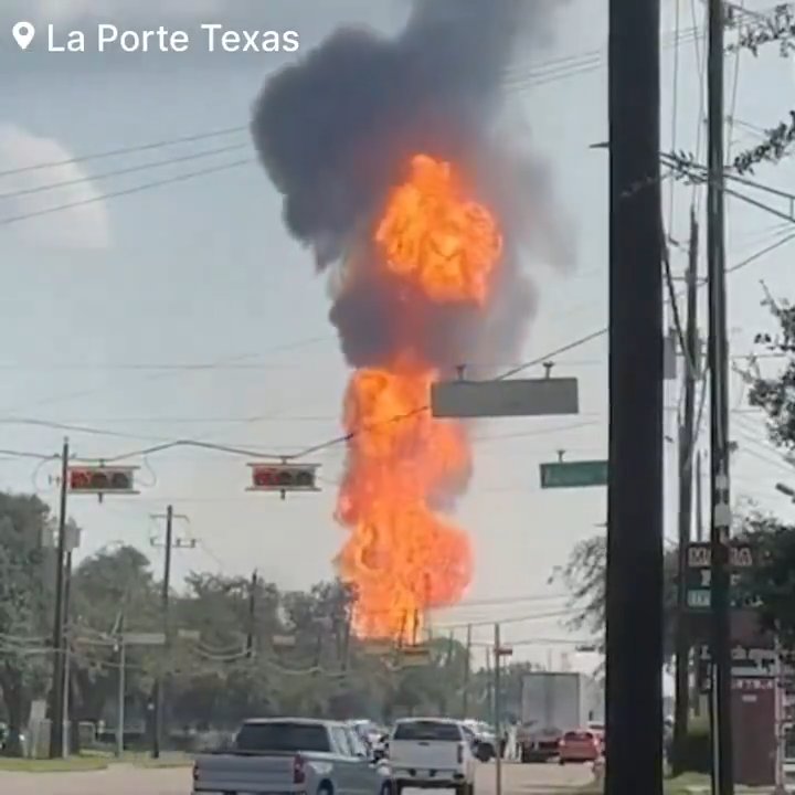 Oleoducto se incendia, nadie puede apagarlo: barrio evacuado