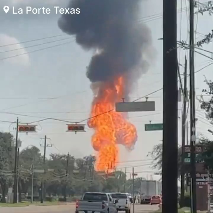 Un oléoduc prend feu, personne ne peut l'éteindre : un quartier évacué