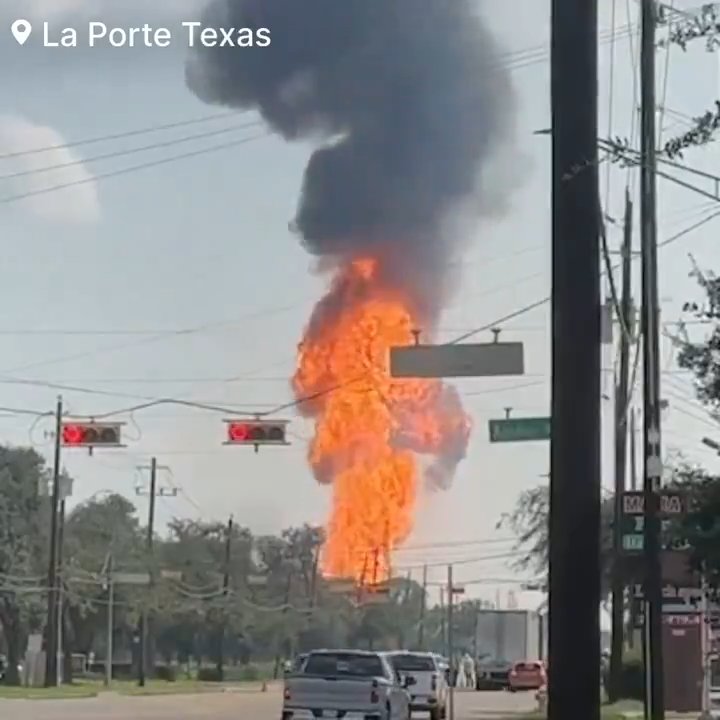 Un oléoduc prend feu, personne ne peut l'éteindre : un quartier évacué