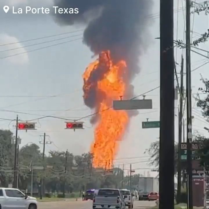 Un oléoduc prend feu, personne ne peut l'éteindre : un quartier évacué