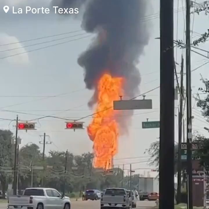 Un oléoduc prend feu, personne ne peut l'éteindre : un quartier évacué