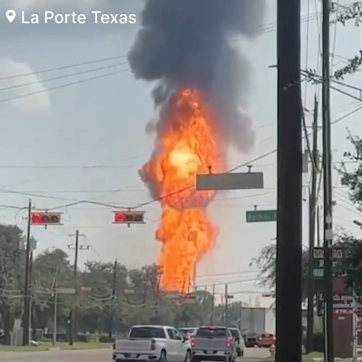 Un oléoduc prend feu, personne ne peut l'éteindre : un quartier évacué