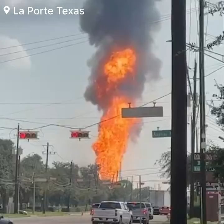 Un oléoduc prend feu, personne ne peut l'éteindre : un quartier évacué