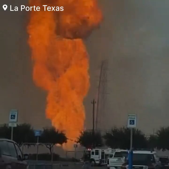 Oleodotto prende fuoco, nessuno riesce a spegnerlo: evacuato quartiere