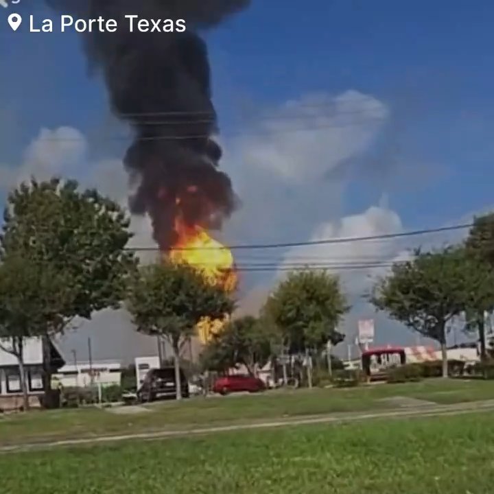 Un oléoduc prend feu, personne ne peut l'éteindre : un quartier évacué